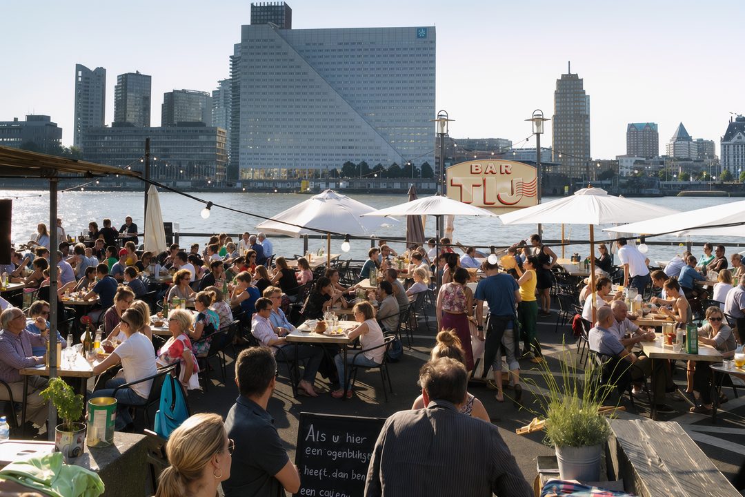 Het terras van Bar Tij aan de Maas, overdag in de zon